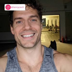 Henry Cavill vai pela primeira vez a um red carpet acompanhado da namorada, a produtora Natalia Viscuso - Estrelando
