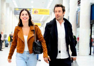 Sthefany e Kayky Brito desembarcam juntos no Rio de Janeiro e sorriem para cliques