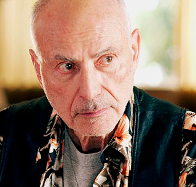 De acordo com a People, Alan Arkin morreu aos 89 anos de idade em 30 de junho. A informação foi confirmada pelos filhos do ator de Pequena Miss Sunshine, Matthey e Anthony: Nosso pai era uma força da natureza talentosa e única, tanto como artista quanto como homem. Um marido amoroso, pai, avô e bisavô, ele era adorado e sua falta será profundamente sentida. A família preferiu não compartilhar a causa da morte. Ao longo da carreira, Arkin conquistou o Oscar de Melhor Ator Coadjuvante, em 2007, e fez parte de diversos longas de sucesso, como O Método Kominsky, Argo e Edward Mãos de Tesoura. De acordo com a People, Alan Arkin morreu aos 89 anos de idade em 30 de junho. A informação foi confirmada pelos filhos do ator de Pequena Miss Sunshine, Matthey e Anthony: Nosso pai era uma força da natureza talentosa e única, tanto como artista quanto como homem. Um marido amoroso, pai, avô e bisavô, ele era adorado e sua falta será profundamente sentida. A família preferiu não compartilhar a causa da morte. Ao longo da carreira, Arkin conquistou o Oscar de Melhor Ator Coadjuvante, em 2007, e fez parte de diversos longas de sucesso, como O Método Kominsky, Argo e Edward Mãos de Tesoura.