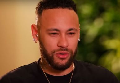 Em meio a polêmicas de supostos flertes, Neymar Jr. debocha na <i>web: Mais alguém?</i>