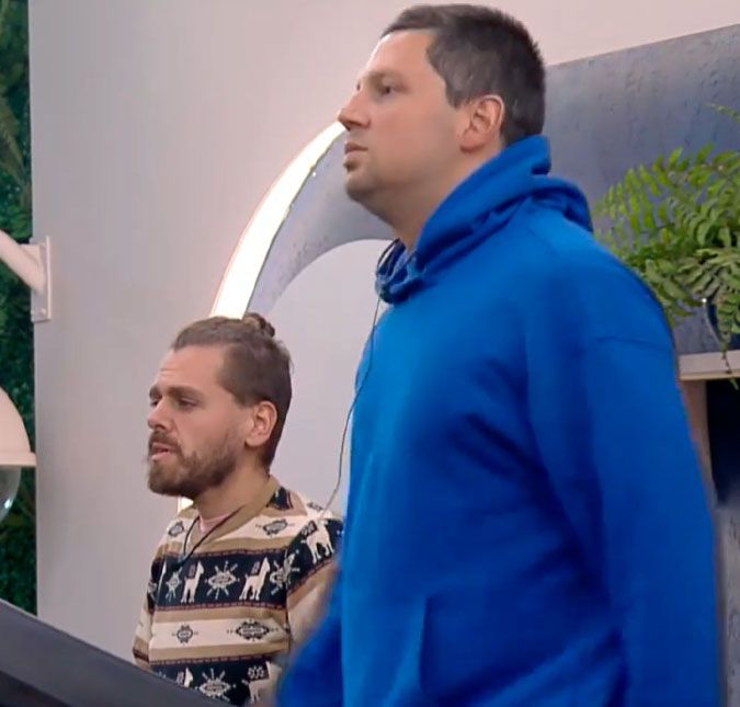 Thiago Servo e Daniel Toko passam a madrugada avaliando o jogo dos colegas de A Grande Conquista Os conquisteiros têm muitas coisas para refletir