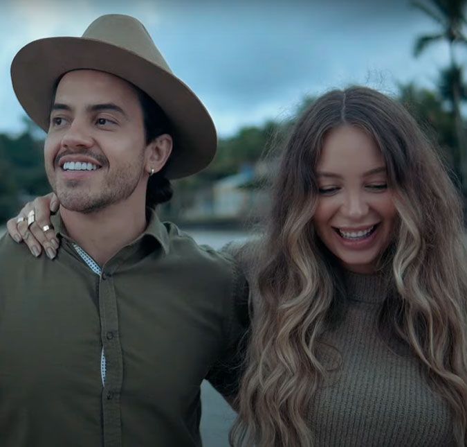 Dupla MAR ABERTO adia show de última hora após cantora entrar em trabalho de parto Thiago Mart apenas subiu non palco para anunciar que seu filho com Gabriela Luz estava chegando