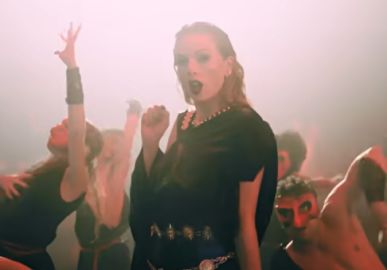 Taylor Swift é multada em 14 mil reais por descarte irregular de lixo, diz jornal