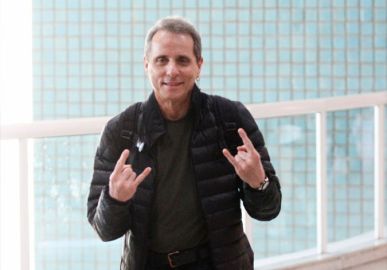 Tony Bellotto comemora aniversário na companhia de Malu Mader, Claudia Abreu e Pedro Cardoso