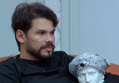 Enquanto outros curtiam a festa, Alexandre Suita procurava por estátua de decoração durante madrugada em <i>A Grande Conquista</i>