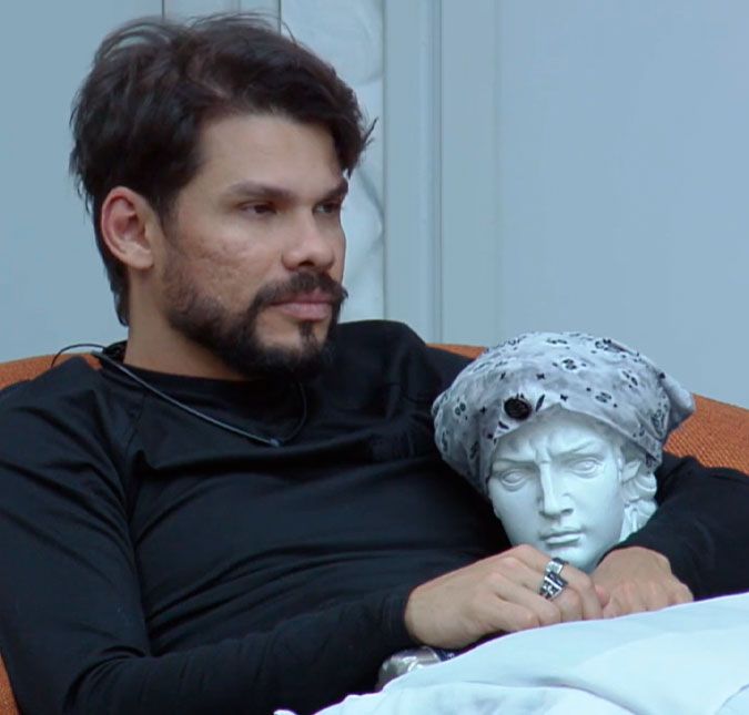 Enquanto outros curtiam a festa, Alexandre Suita procurava por estátua de decoração durante madrugada em A Grande Conquista A noite contou com muitas reflexões e preocupações