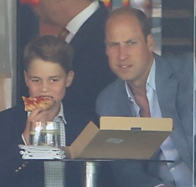 Príncipe William aproveita pizza ao lado de Príncipe George durante partida de críquete A dupla é simplesmente apaixonada por esporte e estão sempre acompanhado algo novo juntos