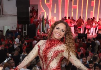 Viviane Araújo surge na quadra da Salgueiro com roupa cheia de pedrarias. Confira as fotos mais quentes da artista!