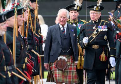 Rei Charles III visita o famoso iate de sua mãe, Rainha Elizabeth II, na Escócia