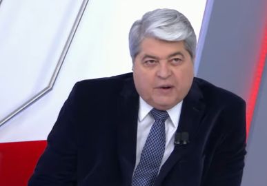 Datena surta durante programa ao vivo e chuta cadeira, veja!