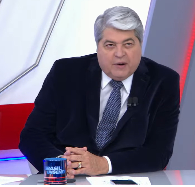 Datena surta durante programa ao vivo e chuta cadeira, veja!
