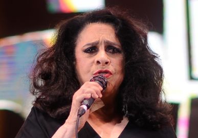 Familiares teriam se afastado de Gal Costa por conta de relacionamento abusivo da cantora com a esposa, Wilma Petrillo