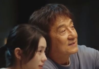 Após vídeo <I>fake</i> viralizar, filha de Jackie Chan afirma ter sido abandonada pelo pai após assumir ser gay