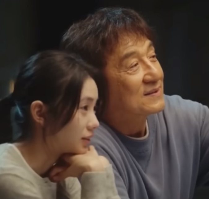 Após vídeo <I>fake</i> viralizar, filha de Jackie Chan afirma ter sido abandonada pelo pai após assumir ser gay