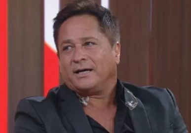 Na saída do <I>show</i>, Leonardo tenta pular degraus na escada e leva o maior tombo; veja