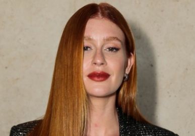 Marina Ruy Barbosa se emociona com surpresa de fãs e desabafa: <I>Não sei por que tem tanta gente que implica comigo</i>