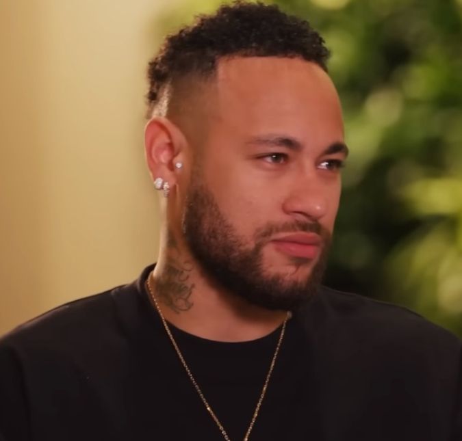 Neymar Jr. sobrevoa por sua mansão avaliada em mais de 20 milhões de reais e posta vídeo; veja A propriedade conta com pista de kart, heliponto, quadras esportivas e o famoso NeyLago