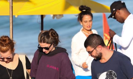 Thiaguinho e Carol Peixinho curtem praia com Fernanda Souza e Eduarda Porto; veja cliques
