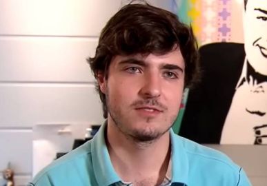 Filho de Gugu Liberato visita <I>SBT</i> e recebe troféu em homenagem ao pai, diz colunista
