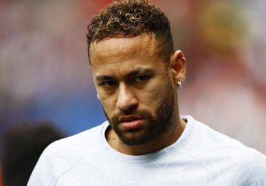 Neymar Jr. batiza a mansão como <I>DisNEYlândia</i> e posta vídeo jogando futevôlei