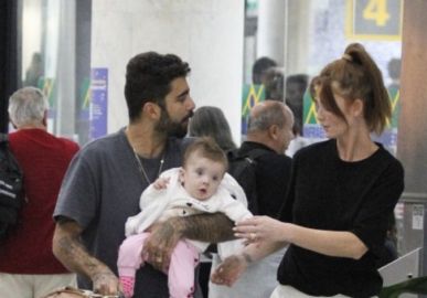 Pedro Scooby recebe a esposa, Cintia Dicker, e a filha no aeroporto; confira as fotos