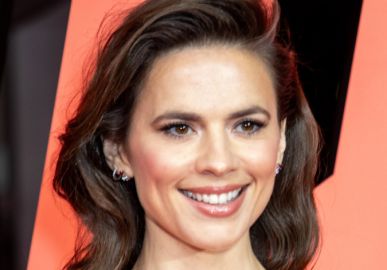 Hayley Atwell sobre boatos de romance com Tom Cruise: <i>- Esquisitos, sujos e repulsivos</i>