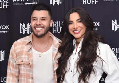 Murilo Huff troca beijos com Gabriela Versiani nos bastidores de <i>show</i> em São Paulo