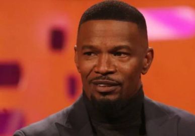 Jamie Foxx aparece pela primeira vez após ficar internado em clínica de reabilitação especializada em derrames