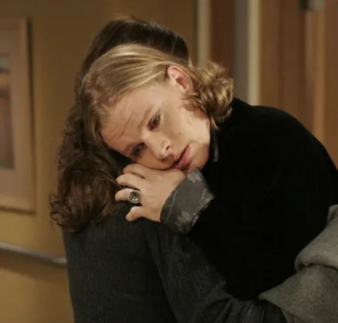 Jeffrey Carlson, primeiro ator a viver um personagem transgênero na televisão aberta dos Estados Unidos, morreu aos 48 anos de idade. O ator deu vida à Zoe no sucesso All My Children. A notícia foi confirmada pelo crítico teatral Adam Feldman através das redes sociais. Em um Tweet emocionado, ele escreveu: Descanse em paz, Jeffrey Carlson, 48 anos, astro de nervos à flor da pele da Broadway (Billy em The Goat, Marilyn in Taboo) e TV (a inovadora personagem trans Zoe em All My Children). Um ator poderoso e uma perda dolorosa. Eu o vi pela primeira vez em uma peça de Lee Blessing, chamada Thief River, quando ele ainda estava na Juilliard [prestigiada escola de arte dramática e artes dos EUA] e ficou claro que ele era algo especial.. A causa da morte não foi revelada.