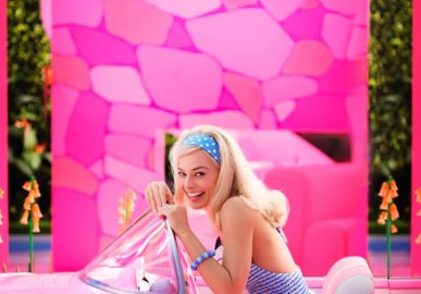 Margot Robbie obrigou colegas de elenco a usarem rosa no <i>set</i> de <i>Barbie: - Se você não usasse, era multado</i>