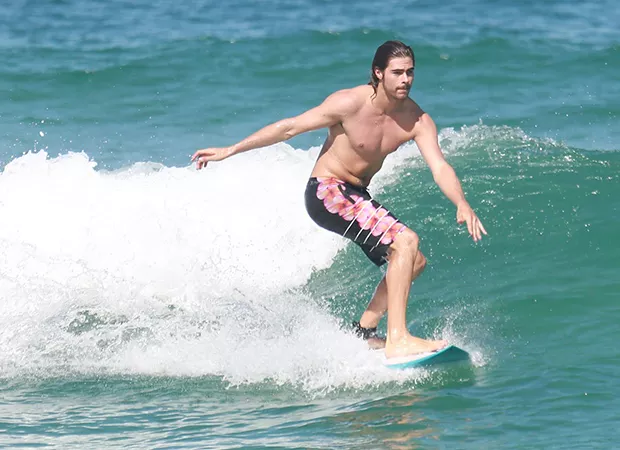 Rafael Vitti sofre acidente durante dia de surfe em praia (mas passa bem!)