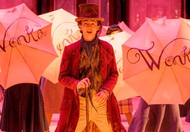 Em primeiras imagens oficiais, Timothée Chalamet aparece como Willy Wonka e Hugh Grant é Oompa Loompa