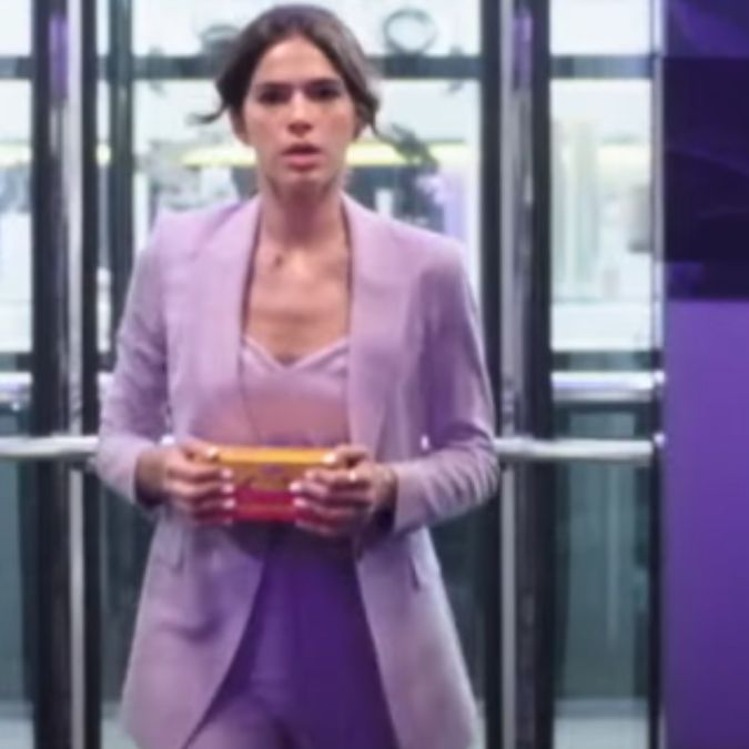Ela é internacional! Bruna Marquezine brilha em novo <i>trailer</i> de <i>Besouro Azul</i>; veja