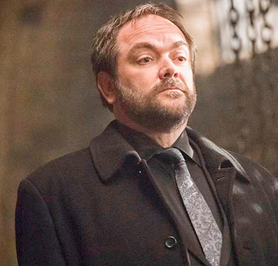 Mark Sheppard, de <I>Supernatural</i>, choca fãs ao compartilhar batalha contra câncer e cicatriz impactante