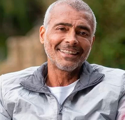 Internado com infecção intestinal, Romário apresenta melhora do quadro clínico