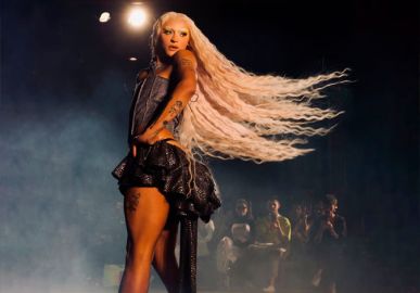 Após cair durante <i>show</i>, Pabllo Vittar desfila em evento de moda