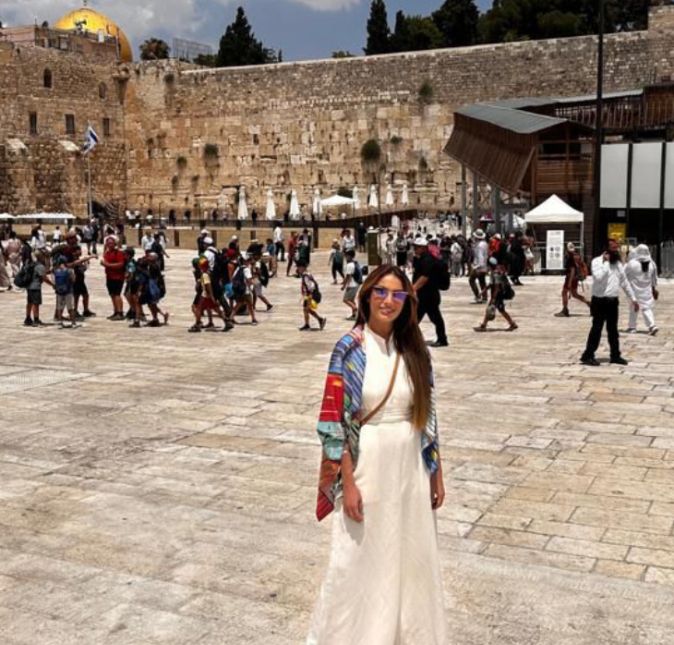 Patricia visitou o Muro das Lamentações, a Basílica da Natividade, a Basílica do Santo Sepulcro e rezou sobre a Pedra da Unção, o que a deixou muito emocionada: - Foi uma experiência espiritual muito forte. Eu quis viajar sozinha porque queria me permitir conhecer novas pessoas e fazer uma imersão nessas culturas. Não queria ter uma obrigação; só acordar e decidir ali o que fazer naquele dia. Patricia visitou o Muro das Lamentações, a Basílica da Natividade, a Basílica do Santo Sepulcro e rezou sobre a Pedra da Unção, o que a deixou muito emocionada: - Foi uma experiência espiritual muito forte. Eu quis viajar sozinha porque queria me permitir conhecer novas pessoas e fazer uma imersão nessas culturas. Não queria ter uma obrigação; só acordar e decidir ali o que fazer naquele dia.
