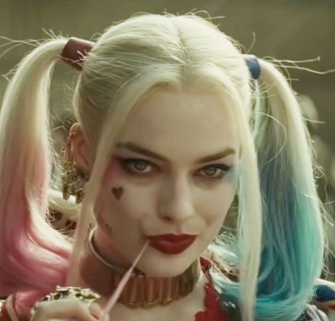 Margot viveu Arlequina no filme Esquadrão Suicida, mas ela não gosta de relembrar muito o papel. Ao New York Times, a atriz confessou que não gostava de usar o figurino extremamente curto da personagem e a personalidade psicopata da namorada do Coringa não dava match com a sua própria. Mas apesar disso, ela foi bastante elogiada por seu trabalho como vilã. Margot viveu Arlequina no filme Esquadrão Suicida, mas ela não gosta de relembrar muito o papel. Ao New York Times, a atriz confessou que não gostava de usar o figurino extremamente curto da personagem e a personalidade psicopata da namorada do Coringa não dava match com a sua própria. Mas apesar disso, ela foi bastante elogiada por seu trabalho como vilã.