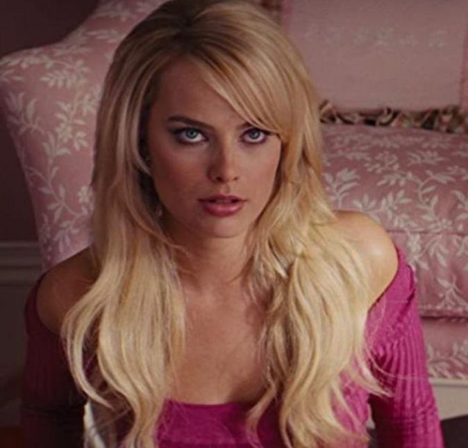 Apesar de estar vivendo uma vida quase perfeita no filme Barbie, a realidade de Margo está bem longe de ter sido perfeita. A atriz tem outros três irmãos e cresceu em uma fazenda com eles. Quando ela tinha cinco anos de idade, seus pais decidiram se separar e Doug Robbie, pai dela, abandonou a família e manteve pouco contato com a artista e seus outros filhos. Apesar de estar vivendo uma vida quase perfeita no filme Barbie, a realidade de Margo está bem longe de ter sido perfeita. A atriz tem outros três irmãos e cresceu em uma fazenda com eles. Quando ela tinha cinco anos de idade, seus pais decidiram se separar e Doug Robbie, pai dela, abandonou a família e manteve pouco contato com a artista e seus outros filhos.