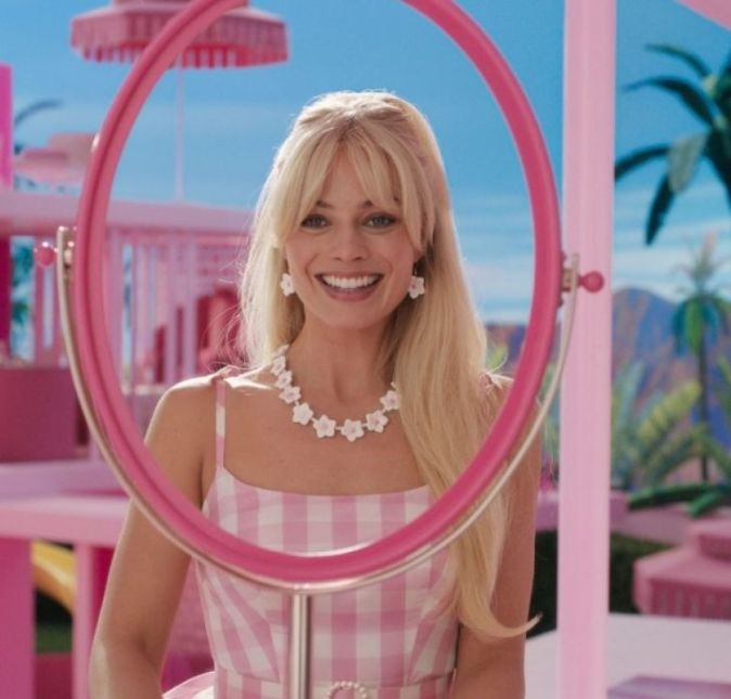 Quem vê a atriz assim, toda Barbiecore, de rosa, lacinhos e perfeitinha nem imagina que esse não é o estilo de Margot! A atriz prefere usar roupas mais confortáveis e largas, ela adora surfar, jogar hockey de gelo e praticar outros esportes mais radicais. Quem vê a atriz assim, toda Barbiecore, de rosa, lacinhos e perfeitinha nem imagina que esse não é o estilo de Margot! A atriz prefere usar roupas mais confortáveis e largas, ela adora surfar, jogar hockey de gelo e praticar outros esportes mais radicais.