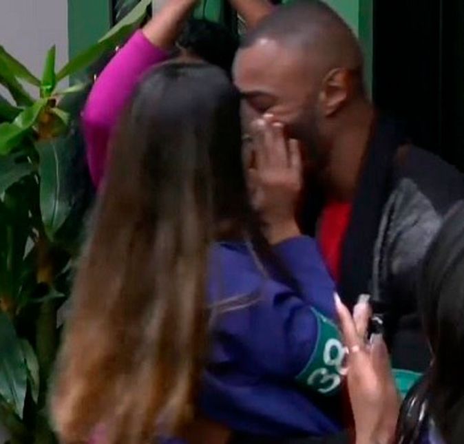 A Vila também contou com o romance entre Glauco Marciano e Layssa Souza, que passaram um tempo flertando e acabaram se beijando após o participante retornar de uma berlinda. A Vila também contou com o romance entre Glauco Marciano e Layssa Souza, que passaram um tempo flertando e acabaram se beijando após o participante retornar de uma berlinda.