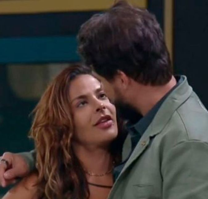 Assim que os participantes chegaram à Mansão, um clima de paquera entre Gyselle e Alexandre Suita começou a rolar. A atriz investiu nos flertes e soltou muitas indiretas, mas apenas chegou até um quase beijo. Os dois não conseguiram consolidar um romance e ficaram apenas na amizade. Assim que os participantes chegaram à Mansão, um clima de paquera entre Gyselle e Alexandre Suita começou a rolar. A atriz investiu nos flertes e soltou muitas indiretas, mas apenas chegou até um quase beijo. Os dois não conseguiram consolidar um romance e ficaram apenas na amizade.