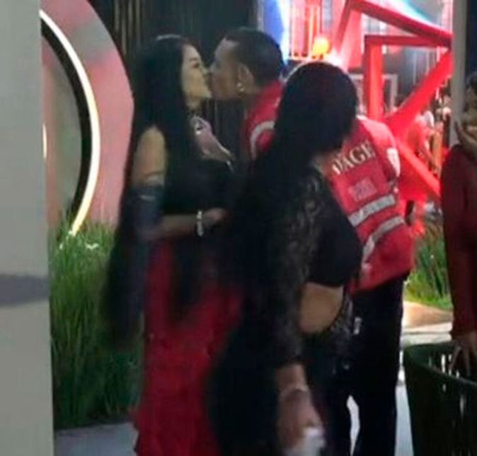 Medrado também já havia rasgado diversos elogios a Murilo e chegou até a dar um selinho nele, porém ela não foi a pessoa que conseguiu roubar o coração do rapaz. Medrado também já havia rasgado diversos elogios a Murilo e chegou até a dar um selinho nele, porém ela não foi a pessoa que conseguiu roubar o coração do rapaz.