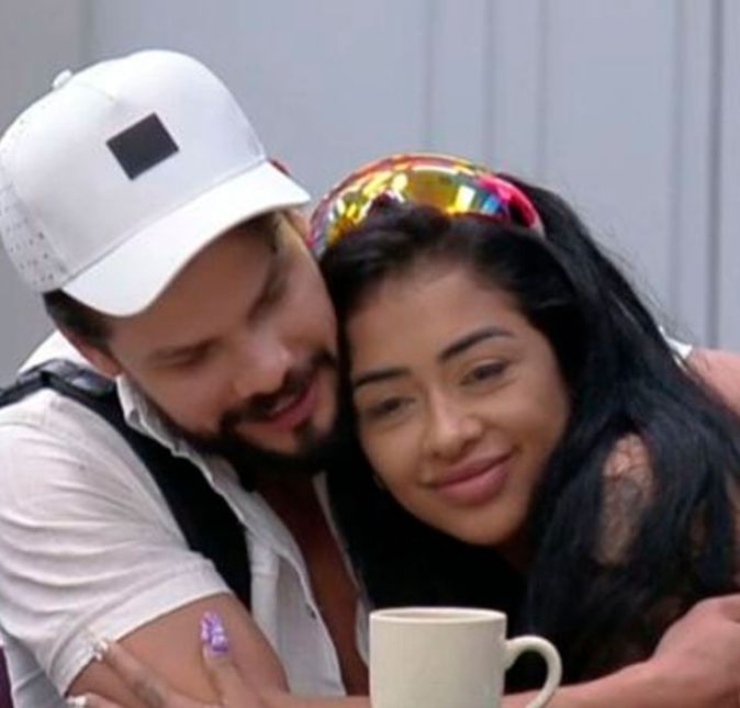 Medrado não só chegou a ser shippada com Gabriel, como também teve um climinha com Alexandre Suita. Em uma das festas, a cantora passou a noite toda dando em cima do aliado, mas não se lembrava de nada no dia seguinte. Medrado não só chegou a ser shippada com Gabriel, como também teve um climinha com Alexandre Suita. Em uma das festas, a cantora passou a noite toda dando em cima do aliado, mas não se lembrava de nada no dia seguinte.