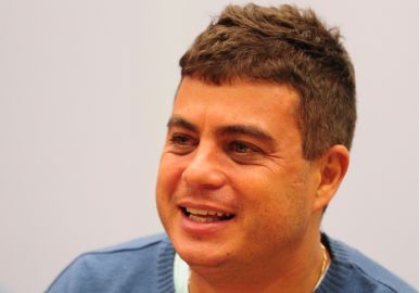 Justiça indicia Dhomini por lesão corporal após agressão a dono de bar
