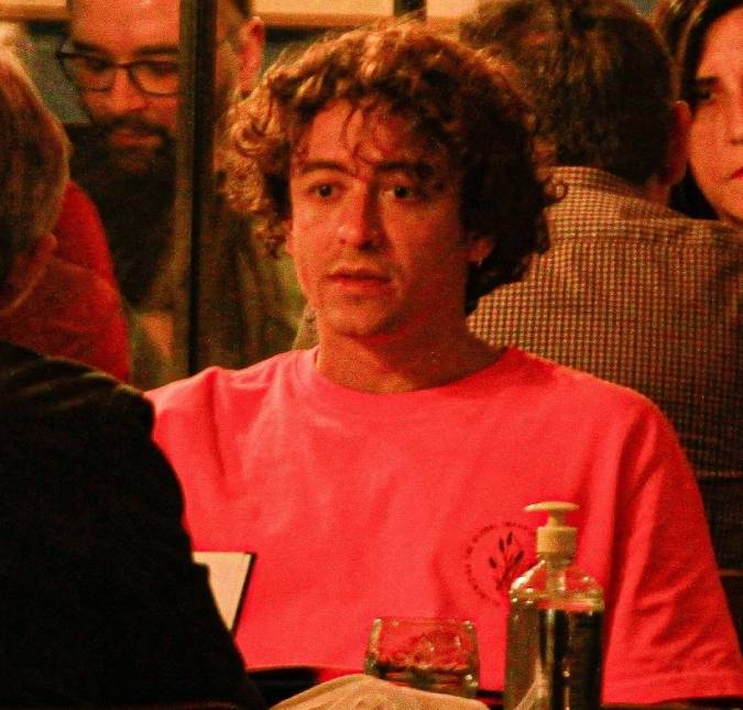 Após fazer postagem enigmática sobre ter sofrido violência, Jesuíta Barbosa se explica; entenda