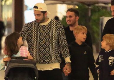 Pedro Scooby passeia com os filhos em <i>shopping</i> no Rio de Janeiro após polêmicas no casamento