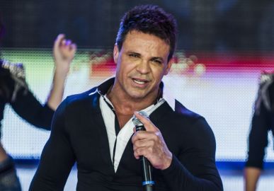 Eduardo Costa presenteia a esposa com carrão avaliado em mais de 427 mil reais