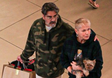 Xuxa Meneghel e Junno Andrade passeiam em <i>shopping</i> com cachorrinha de estimação no colo; confira os cliques