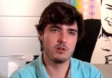 Filho de Gugu Liberato, João Augusto, recebe troféu em homenagem ao pai no <I>Programa Silvio Santos</i>; confira